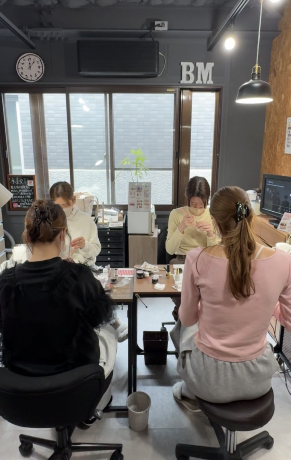 木の温もりを感じるmochimotto nail schoolの教室全体