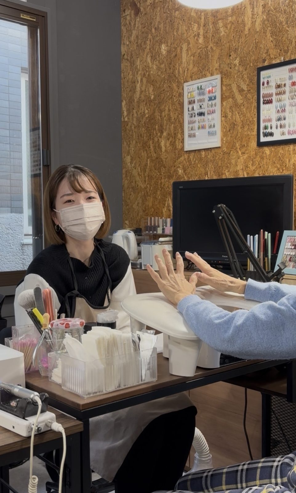 施術中に対話しながら手元を確認する授業風景